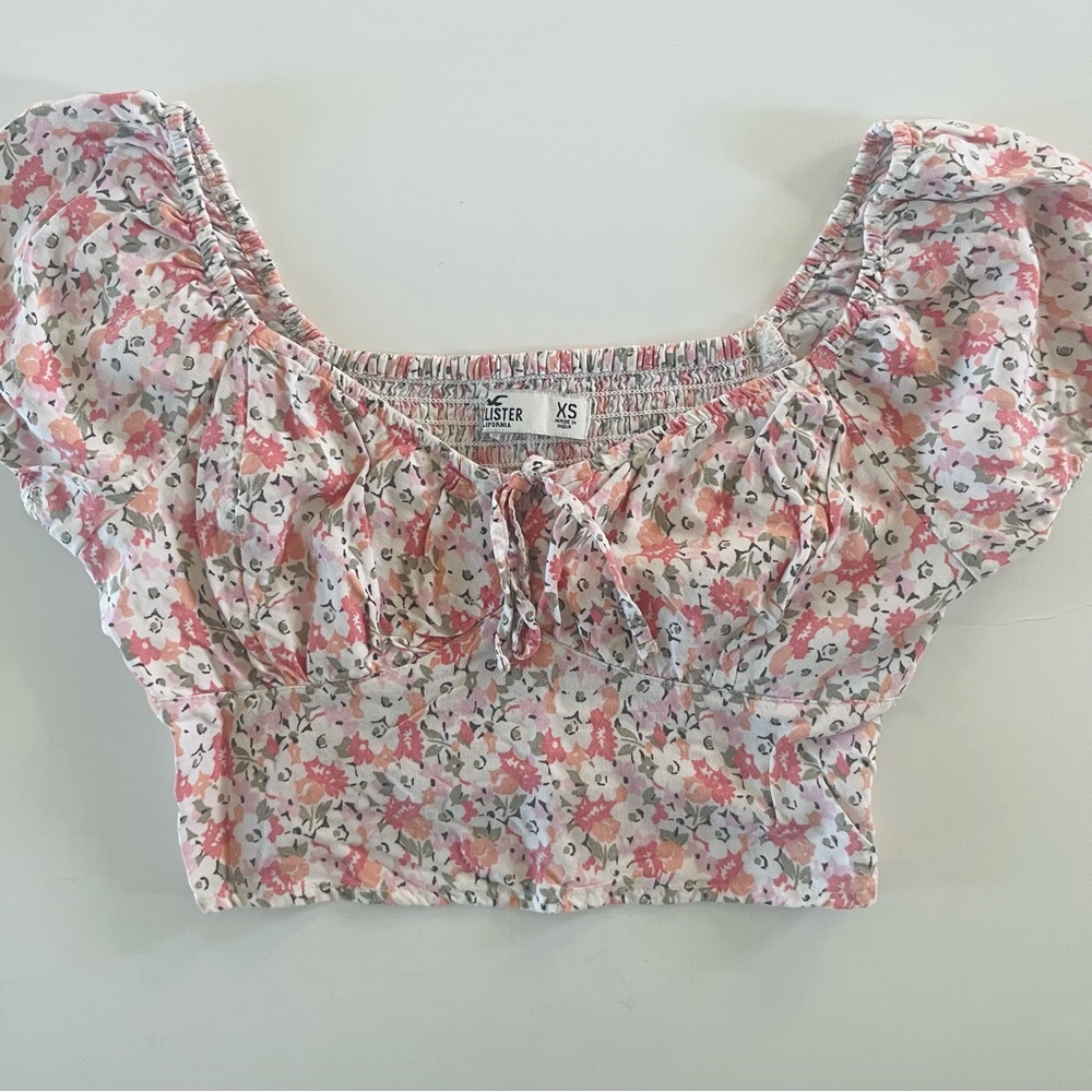 hollister floral crop top with puffy sleeves